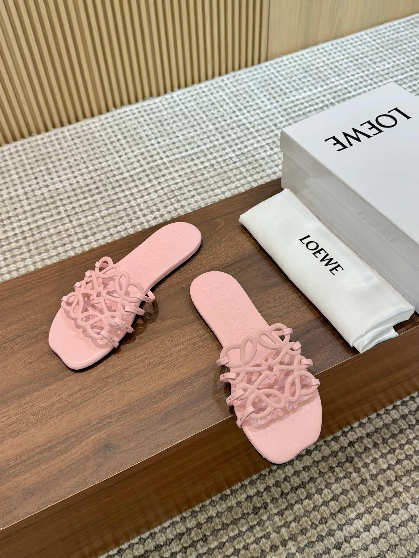 👟👟Ex-factory price 400👟👟 The latest 2025 LOEWE, summer limited edition hollow slippers, they are so beautiful on your feet! ! ! Highly recommended, a super lazy drag, the same style worn by celebrity bloggers! Fabric: Imported sheepskin (black, white, apricot, red, pink, five colors) Lining: Imported sheepskin Outsole: Genuine leather injection dyed bottom Number: 35-42